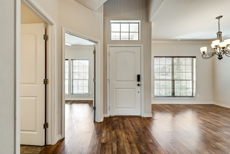 Photo 11 of 29 - 316 Creekwood Ct, Kennedale, TX 76060