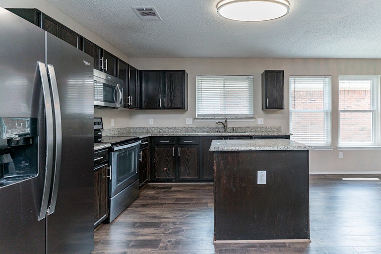 Photo 6 of 19 - 2552 Pilgrim Rest Dr, Dallas, TX 75237