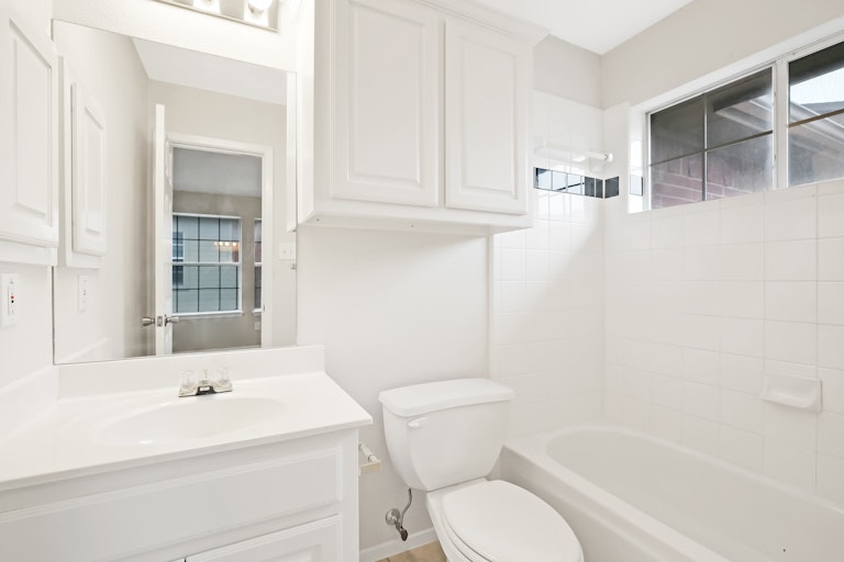 Photo 17 of 24 - 2504 Pinegrove Cir, Arlington, TX 76006
