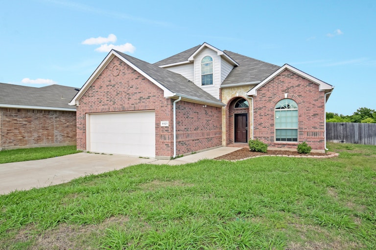 Photo 1 of 33 - 8521 Field Creek Ct, Fort Worth, TX 76134