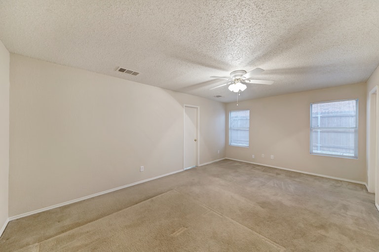 Photo 18 of 37 - 5301 Royal Birkdale Dr, Fort Worth, TX 76135