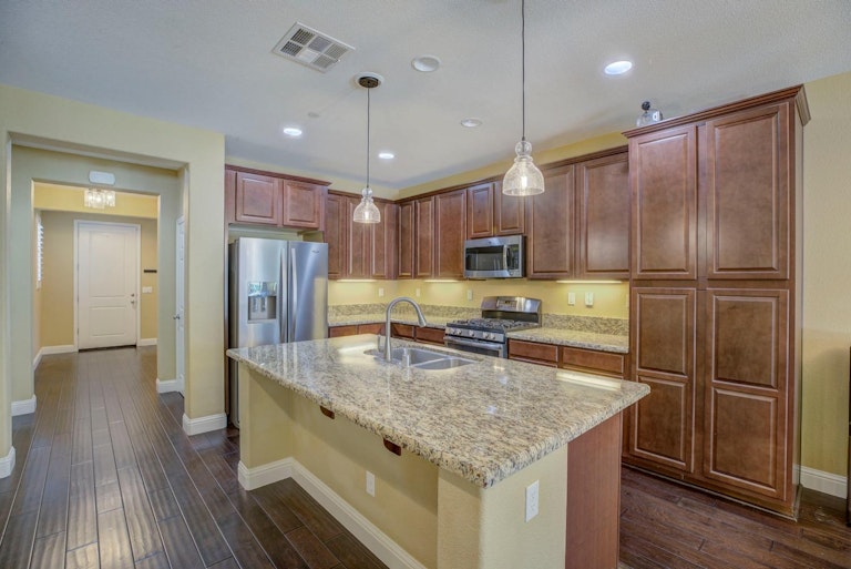 Photo 4 of 35 - 4848 Ammolite Way, Elk Grove, CA 95757