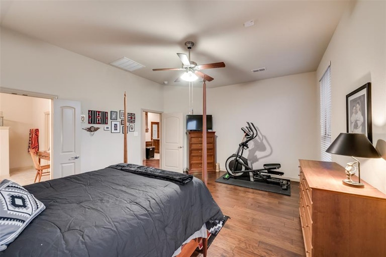 Photo 15 of 38 - 2222 Fallbrooke Dr, Grand Prairie, TX 75050