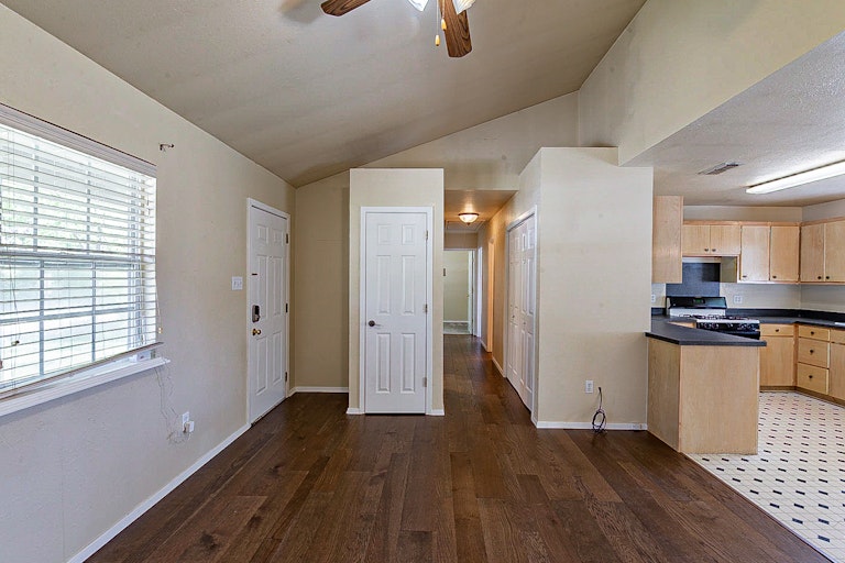 Photo 11 of 19 - 404 Murchison St, Farmersville, TX 75442