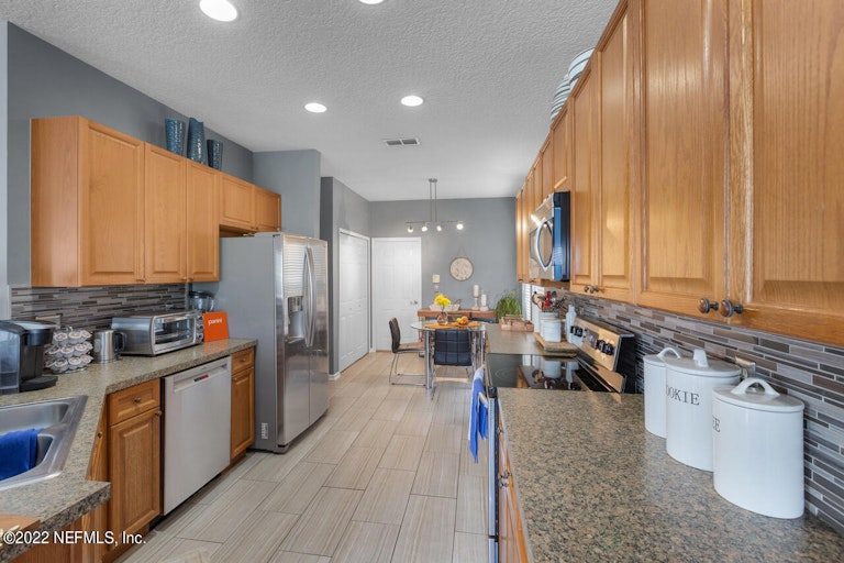 Photo 16 of 40 - 6304 Pendragon Pl, Jacksonville, FL 32258