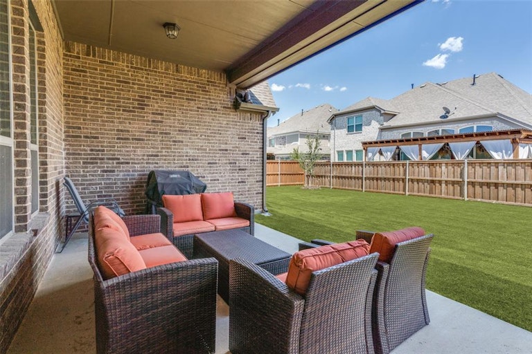 Photo 29 of 33 - 2404 Carrington Dr, Mansfield, TX 76063