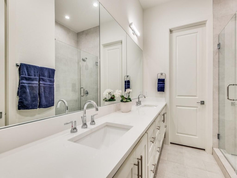 Photo 12 of 23 - 126 Garden Ct W, Arlington, TX 76013