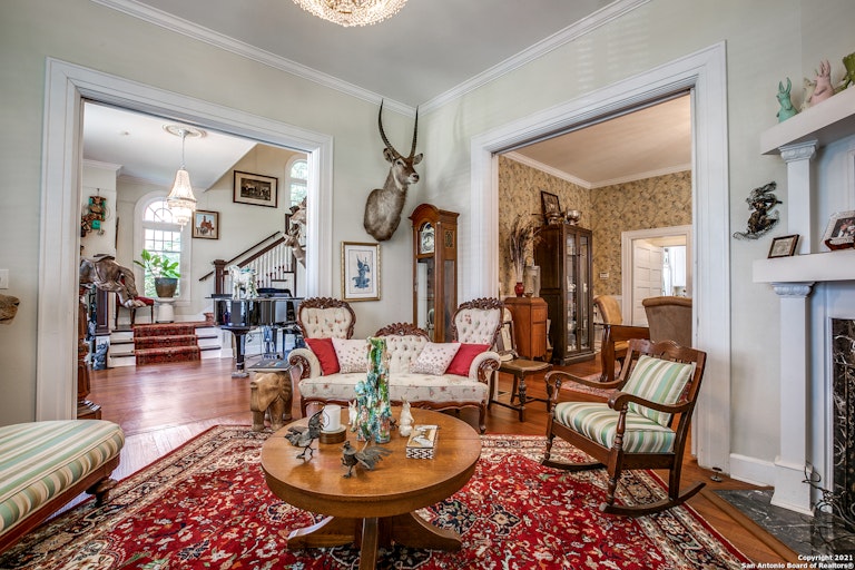 Photo 9 of 36 - 724 N Olive St, San Antonio, TX 78202