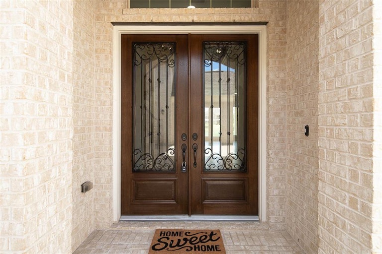 Photo 10 of 48 - 6339 Windermere Park Ln, Sugar Land, TX 77479