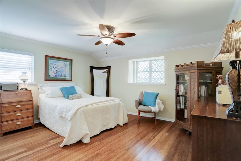 Photo 17 of 23 - 5414 Indigo St, Houston, TX 77096