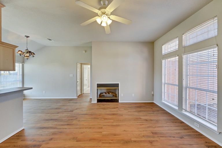 Photo 3 of 21 - 201 S 3rd Ave, Mansfield, TX 76063