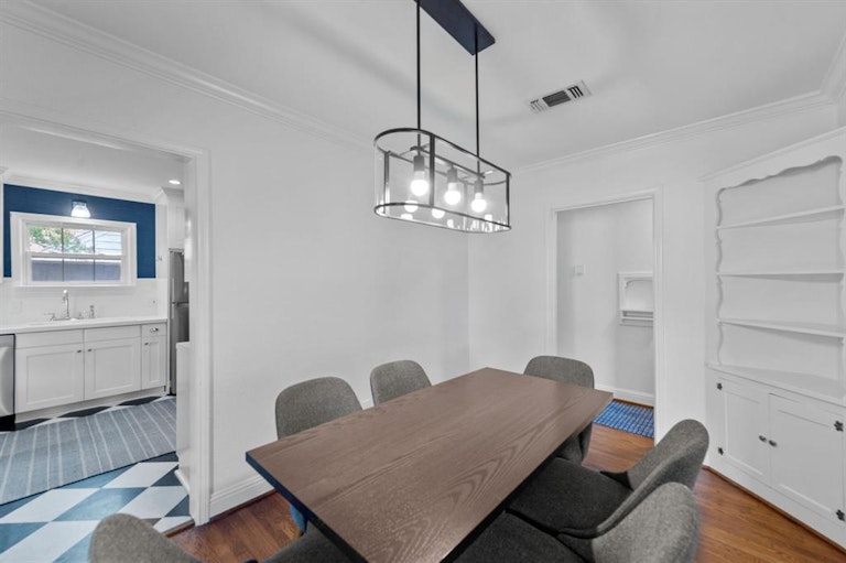 Photo 6 of 26 - 3583 W 4th St, Fort Worth, TX 76107