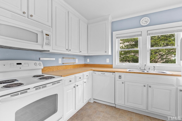 Photo 9 of 20 - 311 W Poplar Ave, Carrboro, NC 27510