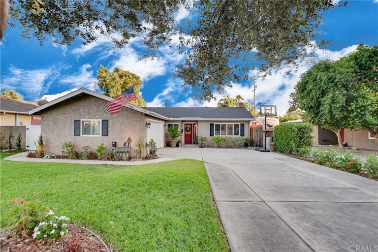 Photo 3 of 50 - 1986 Peyton Rd, La Verne, CA 91750