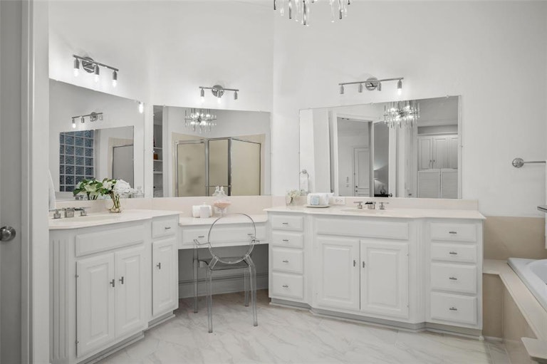 Photo 19 of 35 - 13703 Creekside Pl, Dallas, TX 75240