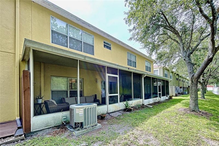 Photo 5 of 59 - 11013 Blaine Top Pl, Tampa, FL 33626
