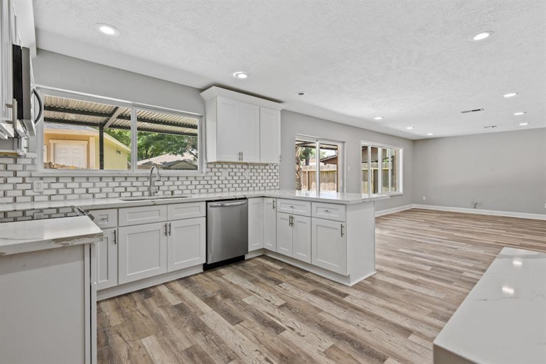 Photo 12 of 36 - 214 Andorra Ln, Houston, TX 77015