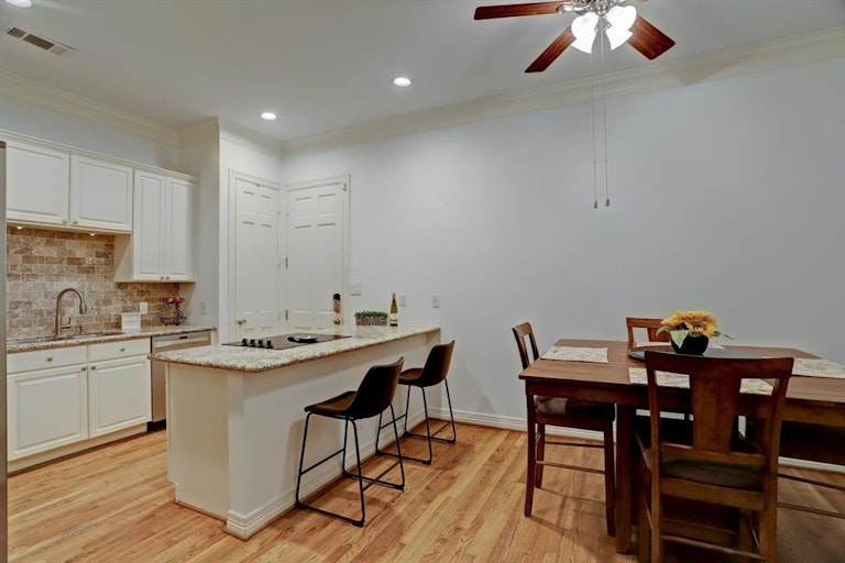Photo 8 of 20 - 3235 Bellefontaine St, Houston, TX 77025