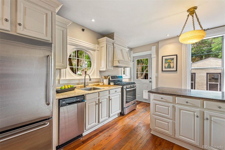 Photo 15 of 40 - 2917 Glenarm Pl, Denver, CO 80205