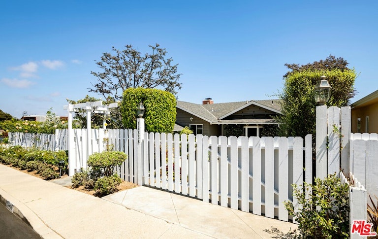 Photo 2 of 54 - 16656 Linda Ter, Pacific Palisades, CA 90272