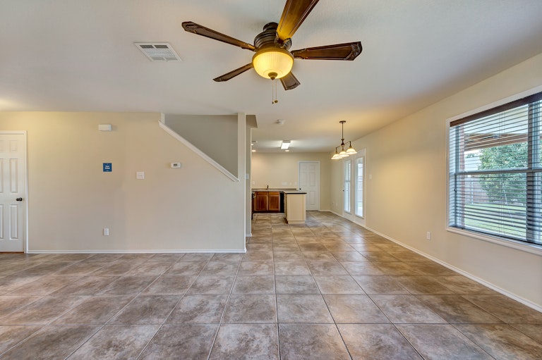 Photo 5 of 28 - 732 Partridge Dr, Fort Worth, TX 76131