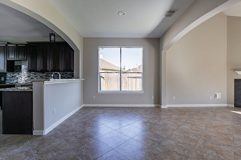 Photo 11 of 30 - 1134 Park Breeze Ct, Fresno, TX 77545