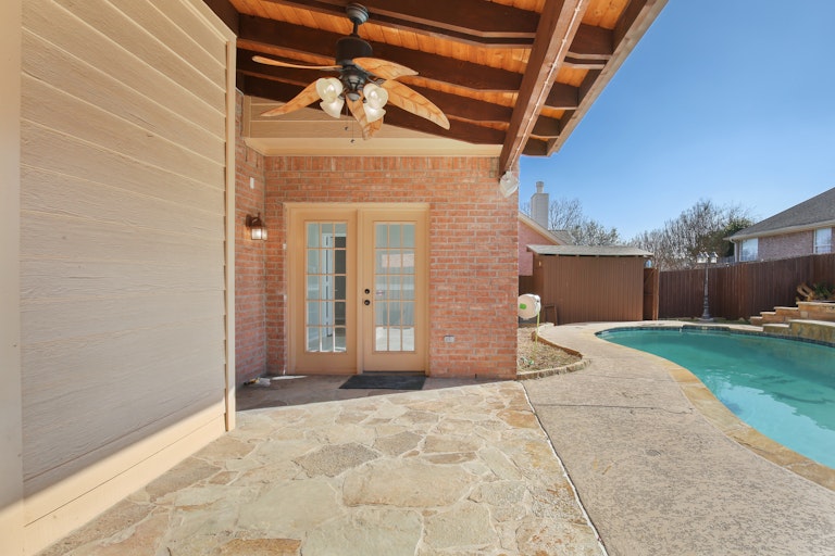Photo 3 of 25 - 4716 Mount Hood Rd, Fort Worth, TX 76137