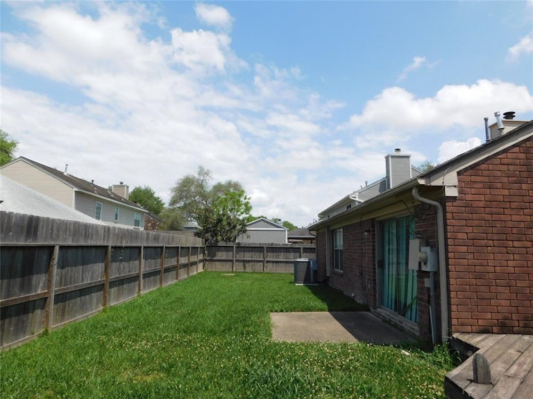 Photo 22 of 25 - 3910 Spring Meadow Dr, Pearland, TX 77584