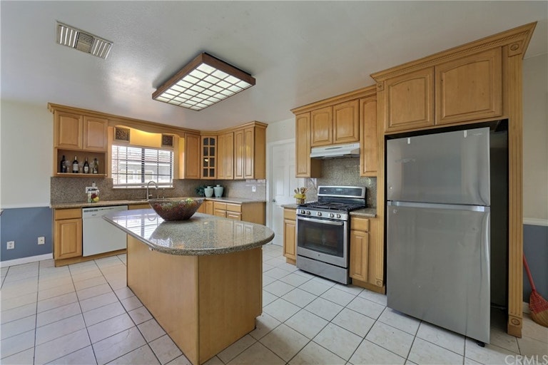 Photo 11 of 46 - 738 S Hollenbeck St, West Covina, CA 91791