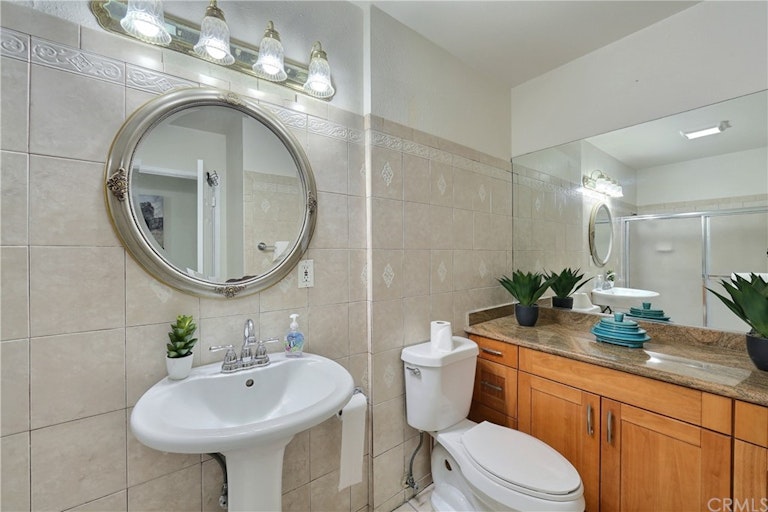 Photo 30 of 46 - 738 S Hollenbeck St, West Covina, CA 91791