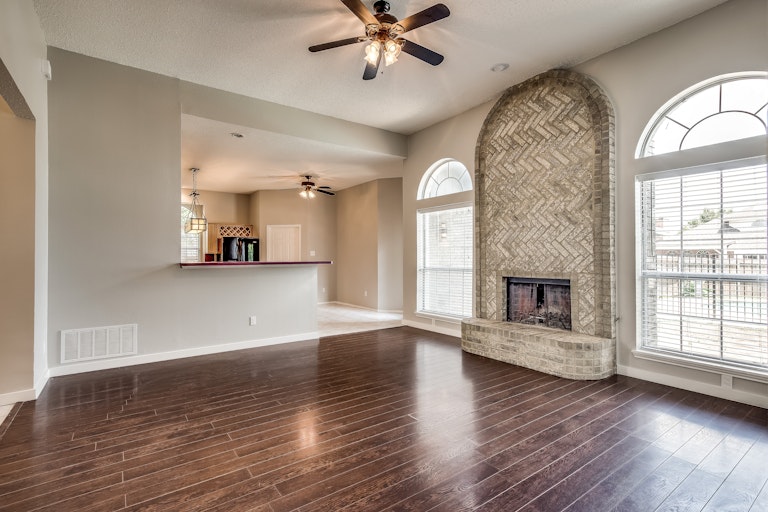 Photo 2 of 29 - 1677 Shannon Dr, Lewisville, TX 75077