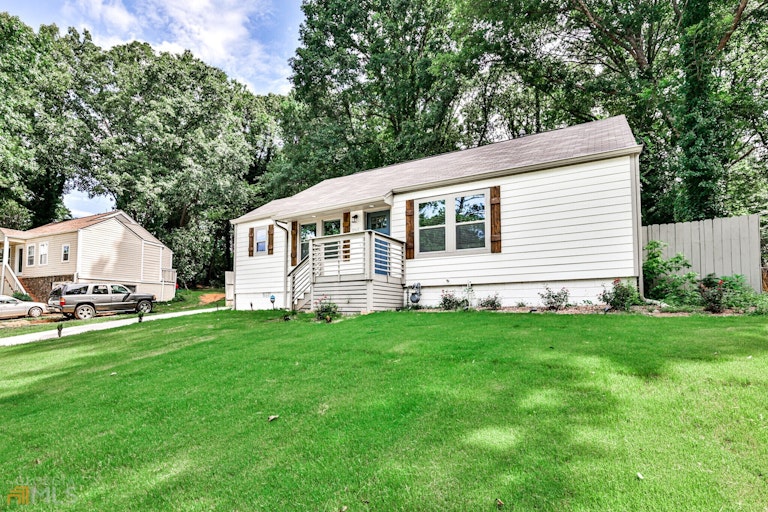 Photo 4 of 21 - 1963 Headland Dr, Atlanta, GA 30344