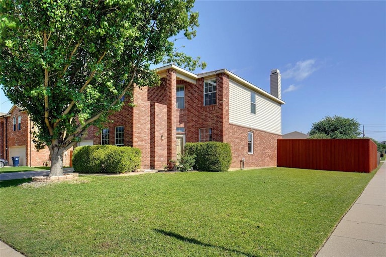 Photo 2 of 34 - 1709 White Dove Ln, Denton, TX 76210