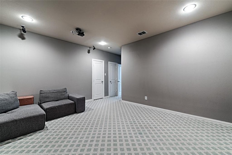 Photo 29 of 32 - 204 Vagon Castle Ln, Lewisville, TX 75056