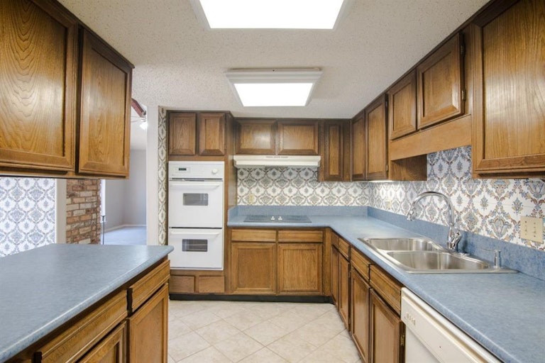 Photo 9 of 18 - 9547 Highland View Dr, Dallas, TX 75238