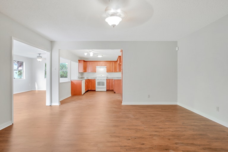 Photo 3 of 25 - 2233 Biscayne Dr W, Irving, TX 75060
