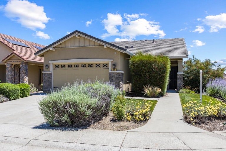 Photo 1 of 26 - 300 Dry Creek Rd, Folsom, CA 95630