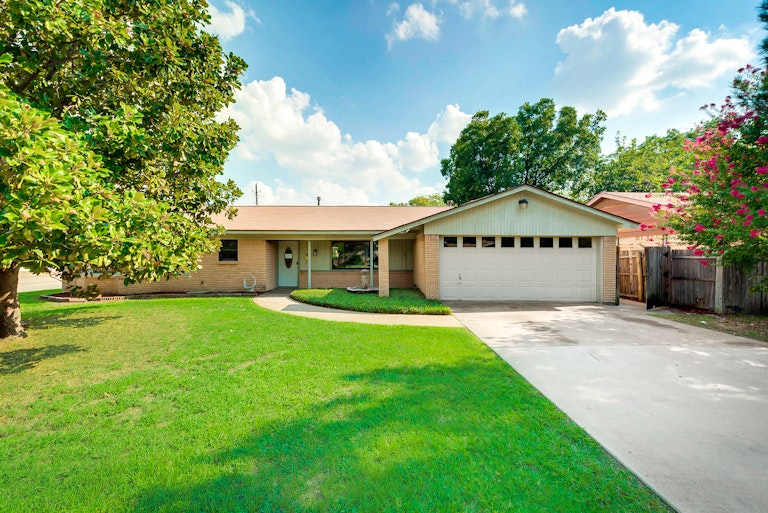 Photo 1 of 24 - 6640 Briley Dr, North Richland Hills, TX 76180
