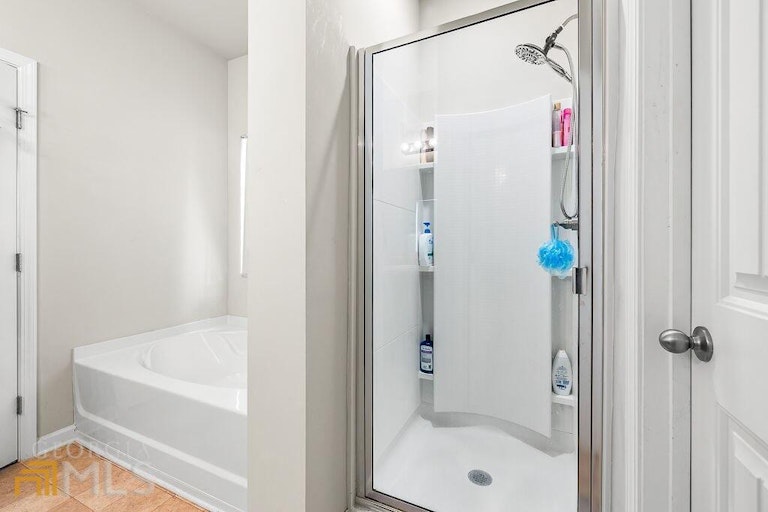 Photo 16 of 35 - 1450 Washington Rose Ave, Hoschton, GA 30548