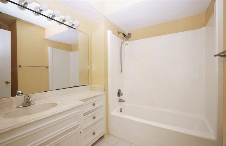 Photo 21 of 28 - 727 Bunker Hill Rd #40, Houston, TX 77024