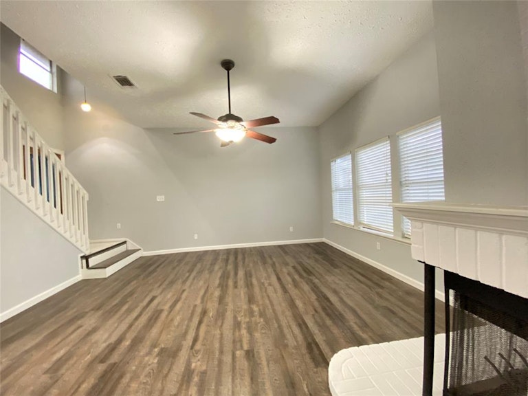 Photo 9 of 23 - 4703 Saint Lawrence Dr, Friendswood, TX 77546