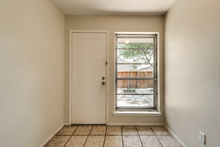 Photo 19 of 32 - 13740 Flagstone Ln, Dallas, TX 75240