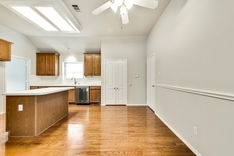 Photo 4 of 28 - 802 Cheyenne Dr, Allen, TX 75002