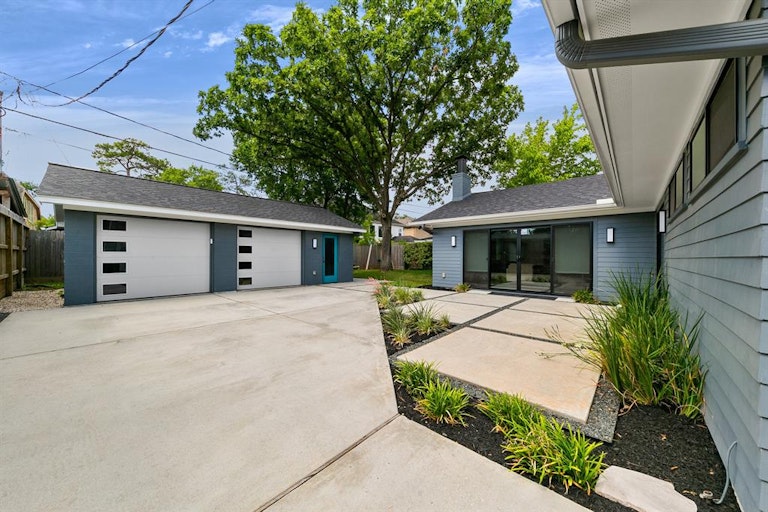 Photo 22 of 26 - 1807 Gardenia Dr, Houston, TX 77018