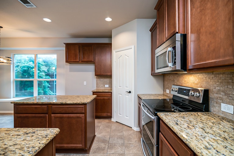 Photo 8 of 36 - 9113 Windsor Dr, Little Elm, TX 75068