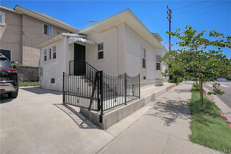 Photo 33 of 39 - 2601 Griffin Ave, Los Angeles, CA 90031