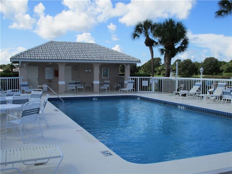 Photo 20 of 25 - 1448 Turnberry Dr, Venice, FL 34292