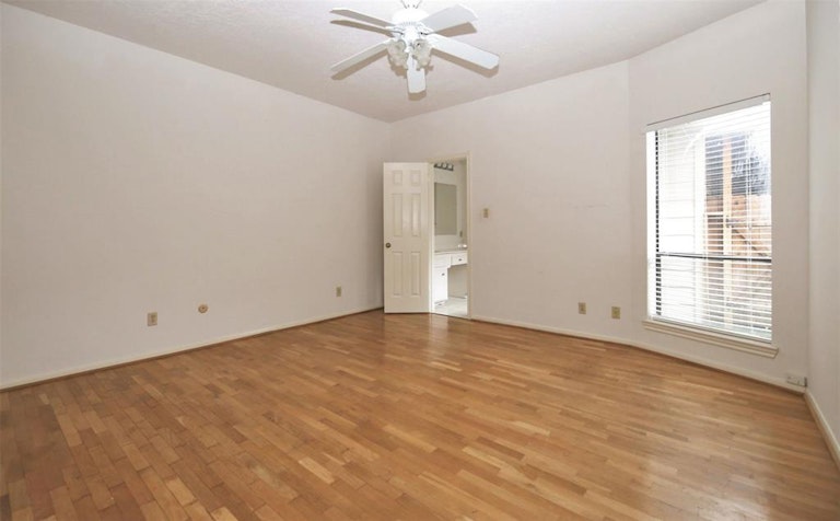 Photo 11 of 28 - 727 Bunker Hill Rd #40, Houston, TX 77024