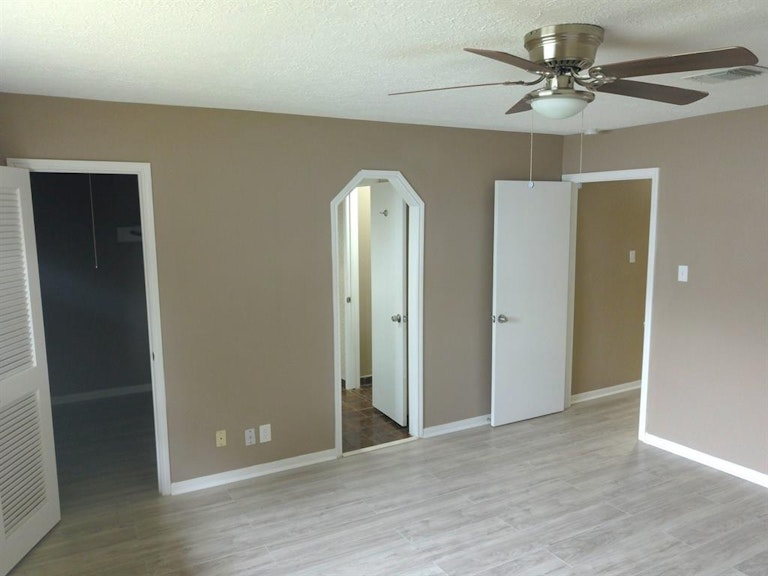 Photo 23 of 31 - 9427 Spellman Rd, Houston, TX 77031