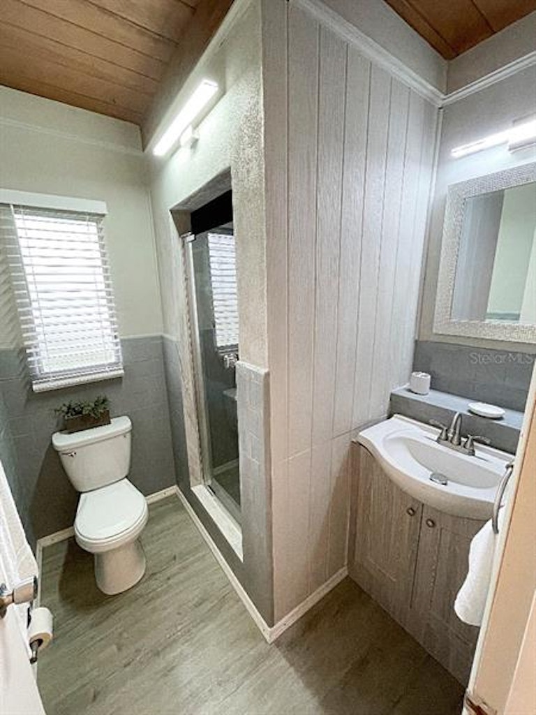 Photo 9 of 25 - 1360 Oxford Dr, Englewood, FL 34223